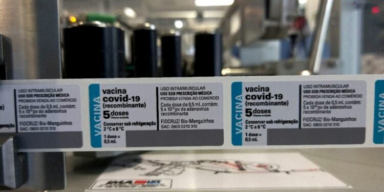Entrega simbólica de primeiro lote de vacinas totalmente nacionais produzidas pela Fiocruz: mais um passo contra a pandemia - Foto: Fundação Oswaldo Cruz/Divulgação