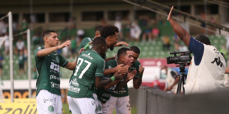 Giovani Augusto comemora na câmera, o gol de pênalti que marcou contra o Santos. Fotos: Thomaz Marostegan GFC