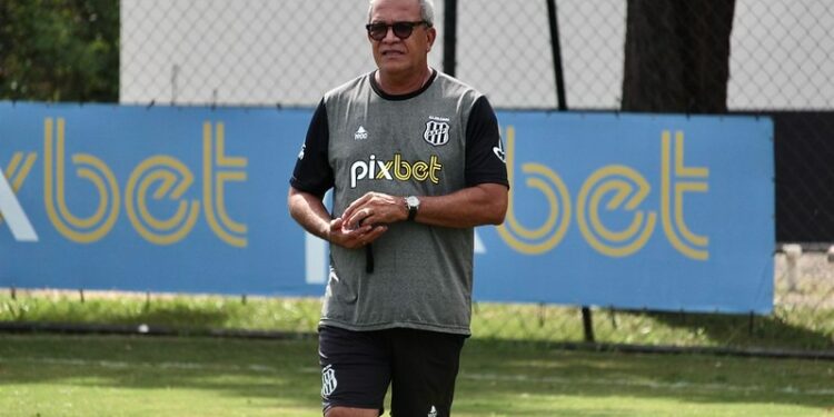 O técnico da Ponte Preta, Hélio dos Anjos aprovou desempenho da equipe:. Foto: Diego Almeida/Ponte Press