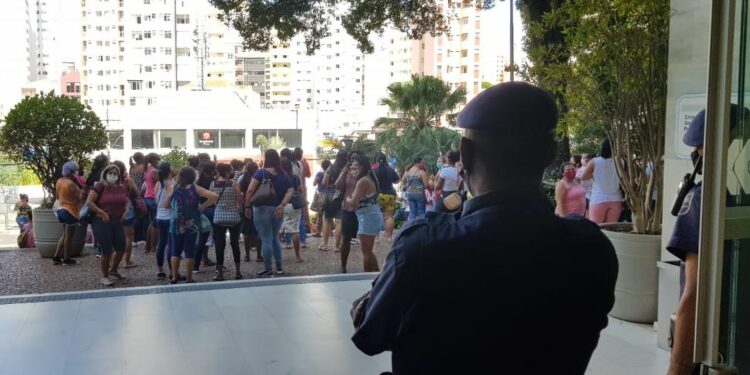 Manifestantes ontem na frente da Prefeitura: pressão para resolução do impasse - Foto: Leandro Ferreira/Hora Campinas