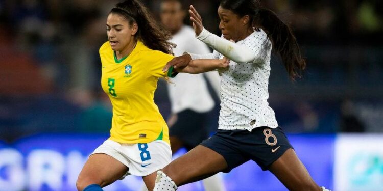Seleção feminina de futebol perde de virada da França