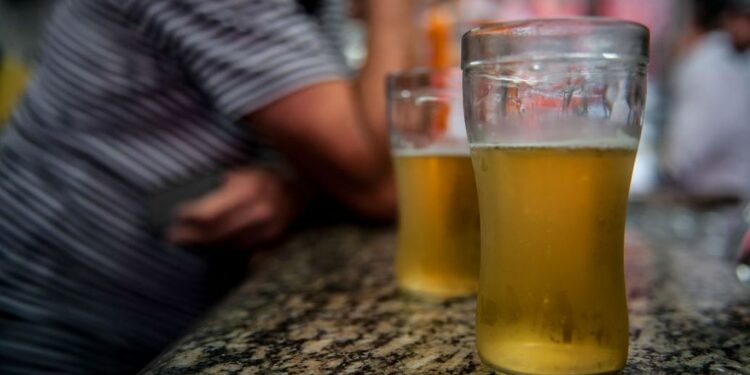 Dia Nacional de Combate ao Alcoolismo: orientação e prevenção contra a dependência - Foto: Marcelo Camargo/ Agência Brasil
