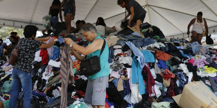 Moradores de Petrópolis buscam roupas na pilha de doações. Fotos: Fernando Frazão/Agência Brasil