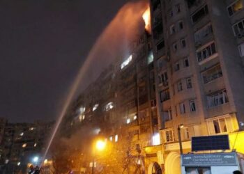 Forças russas fecham cerco; mísseis atingem Kiev