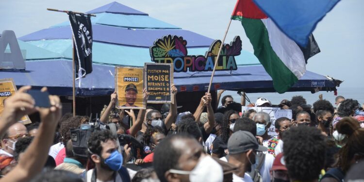 Em protesto no Rio, manifestantes pedem justiça por morte de congolês