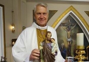 Padre Eduardo Dougherty apresenta melhora no quadro de saúde