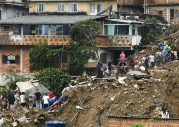 Bombeiros, moradores e voluntários trabalham no local do deslizamento no Morro da Oficina, após a chuva que castigou Petrópolis, na região serrana fluminense Foto: Tânia Rêgo/Agência Brasil