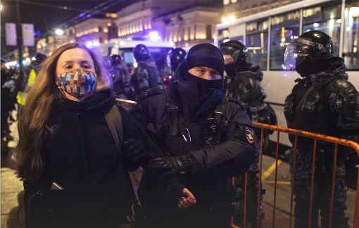 Mais de 5 mil manifestantes antiguerra já foram detidos na Rússia