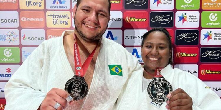 Brasileiros Beatriz Souza (+ 78 quilos) e Rafael Silva, o Baby (+100kg) conquistaram medalhas de prata no Grand Slam de Judô - Foto: Reprodução Twitter CBJ