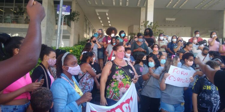 Protesto dos funcionários da Especialy por falta de pagamento: Prefeitura rompeu contrato e agora fará repasse na Justiça -  Foto: Divulgação
