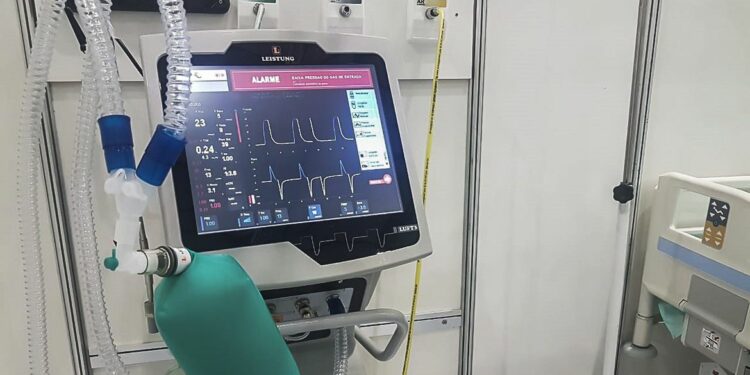 Ocupação de UTIs Covid do SUS passa de 80% em oito estados e no DF