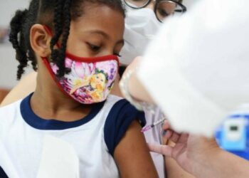 Criança é vacinada em Campinas: Devisa decide liberar uso de máscara nas escolas em agosto-  Divulgação/PMC