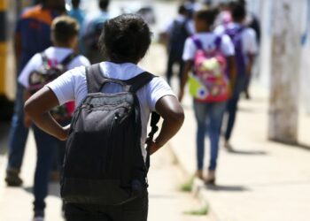 A máscara de proteção deixa de ser obrigatória nas escolas de Campinas. Foto: Agência Brasil