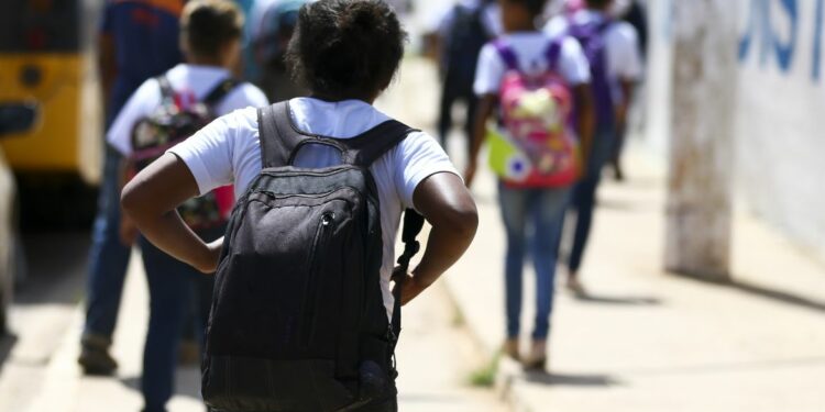 A máscara de proteção deixa de ser obrigatória nas escolas de Campinas. Foto: Agência Brasil