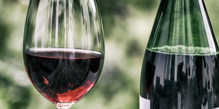 Pesquisa sugere (mas não é possível provar) que consumo de vinho teria um efeito positivo possivelmente devido às propriedades antioxidantes dos polifenóis e seus efeitos cardioprotetores Foto: Pixabay
