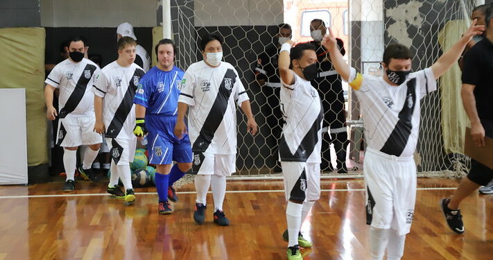 O time do projeto Ponte Preta S21 Futsal Down entrou em quadra para o amistoso de futsal. Fotos: Divulgação/PMC