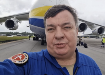 O comandante Dmytro Antonov, piloto-chefe da Antonov Airlines, gravou um vídeo onde relata o ataque ao aeroporto de Hostomel e confirma que o Antonov foi visto, em imagens, pegando fogo Foto: Divulgação