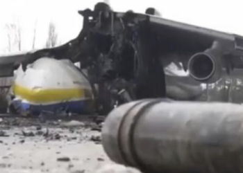 Bombas e fragmentos com o Antonov AN-225 ao fundo: campineiros que viram ele ao vivo lamentam perda do gigante Foto: Reprodução/Redes Sociais