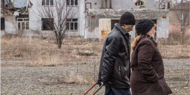 Toque de recolher é anunciado em Kiev: além das mortes, as dores de uma guerra incluem o abandono de sua pátria - Foto: ONU/Divulgação