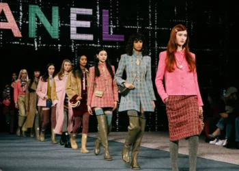 Desfile Chanel: toda coleção foi dedicada ao tweed em homenagem à Gabrielle Chanel, fundadora da marca, e o outro destaque foram as botas de cano longuíssimo, acima dos joelhos, para o dia e para a noite, feitas de borracha - Fotos; Divulgação/Reprodução Instagram
