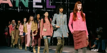 Desfile Chanel: toda coleção foi dedicada ao tweed em homenagem à Gabrielle Chanel, fundadora da marca, e o outro destaque foram as botas de cano longuíssimo, acima dos joelhos, para o dia e para a noite, feitas de borracha