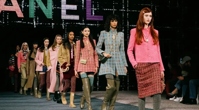 Desfile Chanel: toda coleção foi dedicada ao tweed em homenagem à Gabrielle Chanel, fundadora da marca, e o outro destaque foram as botas de cano longuíssimo, acima dos joelhos, para o dia e para a noite, feitas de borracha - Fotos; Divulgação/Reprodução Instagram