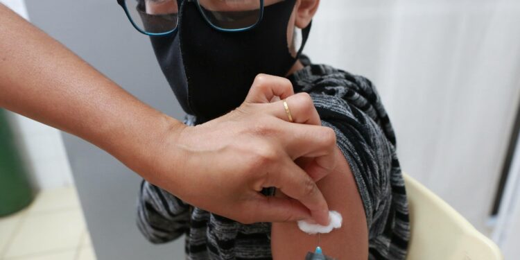 Vacinação de criança no dia 5 de fevereiro, quando houve nova etapa  da imunização da faixa etária de 5 a 11 anos Foto: Leandro Ferreira/Hora Campinas