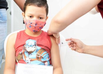 Criança é vacinada em CS: estratégia ocorre em 45 Centros de Saúde até as 17h, para atender pessoas agendadas Foto: Eduardo Lopes/Divulgação