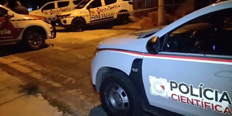 Suspeito de roubo morre em troca de tiros com a polícia