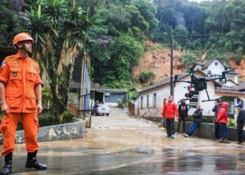 Bombeiros estão retomando nesta terça-feira as buscas por desaparecidos em Petrópolis: há previsão de mais chuva - Foto: Corpo de Bombeiros Militar do Estado do RJ