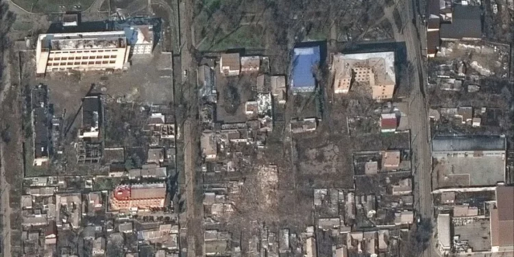 Imagens de satélite mostram a região do hospital destruída pelo bombardeio russo. Foto: Reprodução