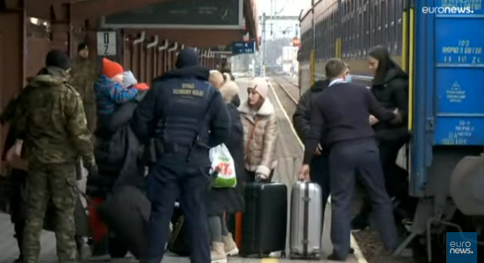 Refugiados ucranianos chegam de trem à Polônia: este é o maior afluxo de refugiados desde a II Guerra Mundial Foto: Euronews