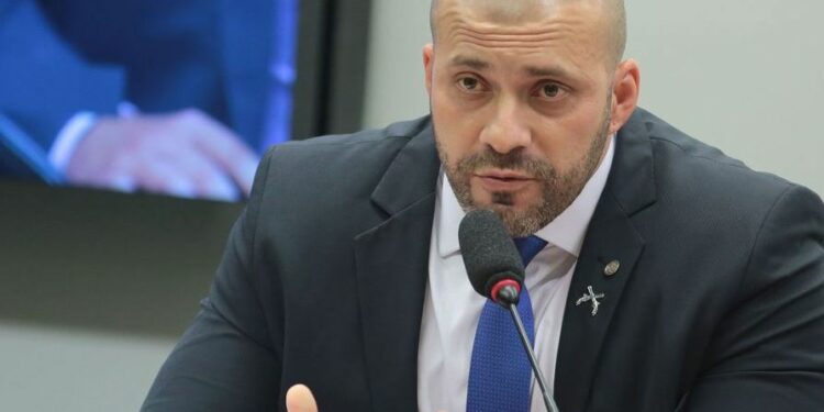 Moraes determina que deputado volte a usar tornozeleira