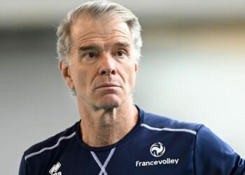 O técnico Bernardino pediu demissão do comando da seleção francesa de vôlei: motivos pessoais - Foto: Reprodução/Twitter FFvolley