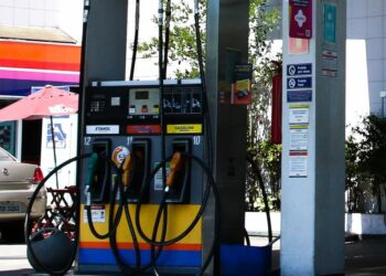 Elevação no preço dos combustíveis: especialistas dão dicas sobre formas de economizar ao abastecer o carro - Foto: Rovena Rosa/Agência Brasil