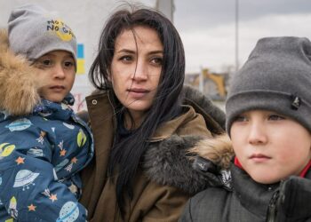 A mãe Olga conduz seus filhos em fuga pela Europa até chegar à Romênia: Ocha espera que acordo para corredor humanitário garanta dignidade para os civis Foto: Ioana iMoldovan/Unicef