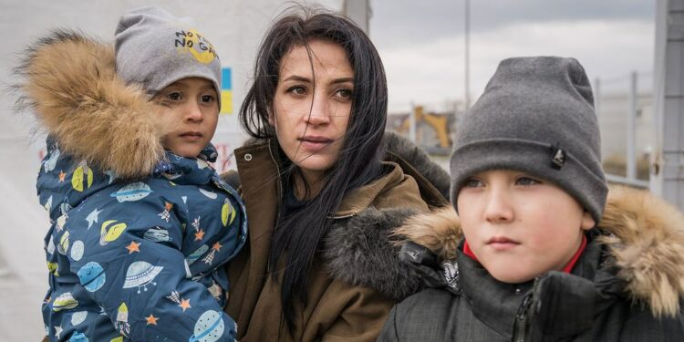 A mãe Olga conduz seus filhos em fuga pela Europa até chegar à Romênia: Ocha espera que acordo para corredor humanitário garanta dignidade para os civis Foto: Ioana iMoldovan/Unicef