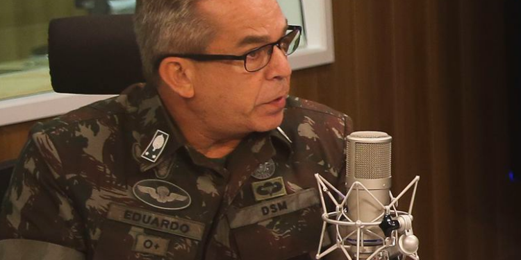 O general Eduardo Tavares Martins, diretor do serviço militar do Exército: inscrições podem ser feitas pela internet - Foto: Valter Campanato/Agência Brasil