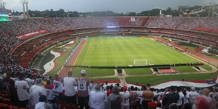 A presença de público nos estádios paulistas estava limitada a 70% da capacidade. Foto: Rubens Chiri e Paulo Pinto/saopaulofc.net