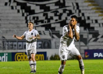 Léo Naldi e Lucca lamentam chance desperdiçada na derrota para o Botafogo, no Majestoso. Foto: Ponte Press/Álvaro Jr.