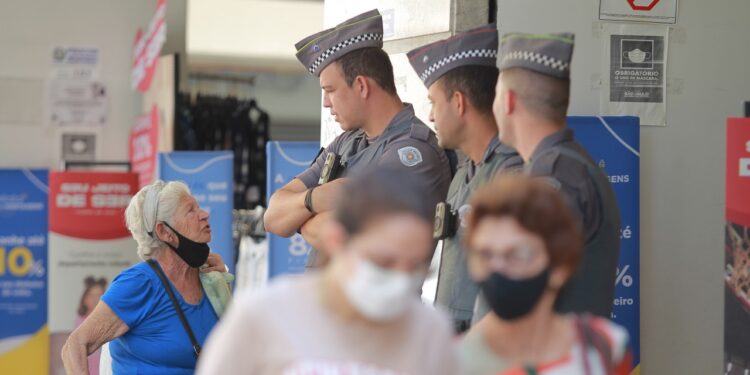 Pelas ruas centrais de Campinas, a população ainda se divide em usar ou não usar a máscara. Fotos: Leandro Ferreira/Hora Campinas