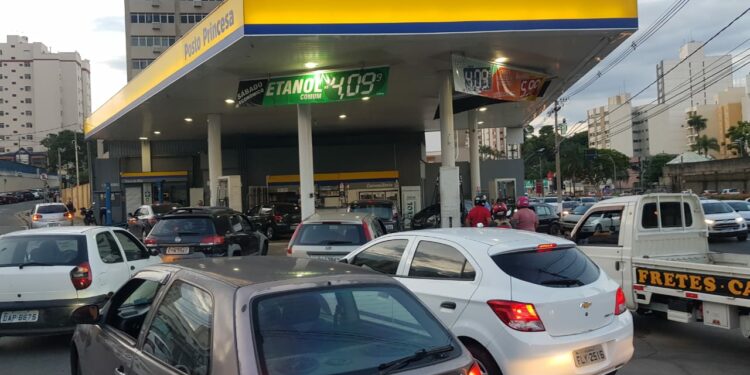 Movimentação foi grande nos postos de combustível nesta quinta-feira. Fotos: Leandro Ferreira/Hora Campinas