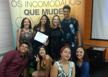 Lívia Campos Silva (à frente), que fez Academia Educar em 2018, com outros jovens do projeto. Fotos: Divulgação