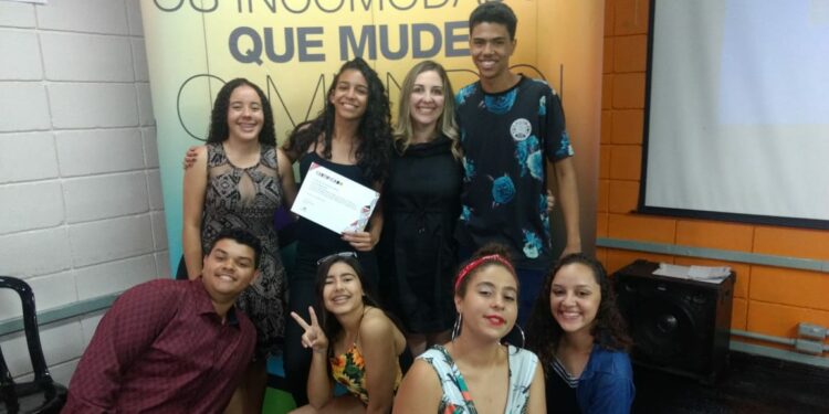 Lívia Campos Silva (à frente), que fez Academia Educar em 2018, com outros jovens do projeto. Fotos: Divulgação