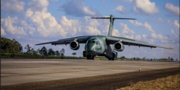A aeronave está prevista para pousar em Varsóvia, na Polônia, na quarta-feira . Foto: FAB/ Divulgação