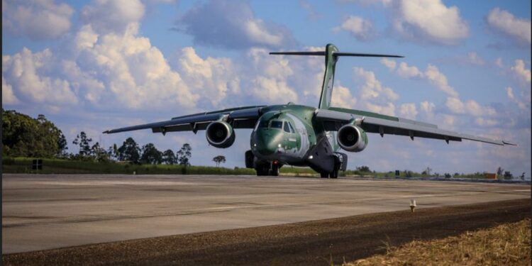 A aeronave está prevista para pousar em Varsóvia, na Polônia, na quarta-feira . Foto: FAB/ Divulgação