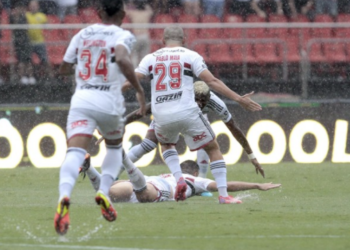 Calleri sejoga no gramado encharcado para celebrar o único gol do jogo: tudo decidido nos primeiros segundos Foto: São Paulo FC