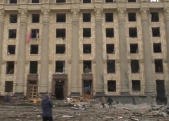 Sede da administração regional de Kharkiv atingida por bombardeio nesta terça-feira. Foto: Reprodução