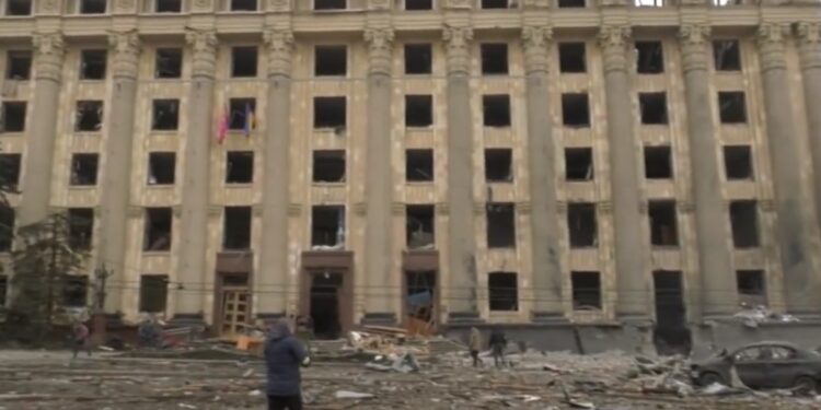 Sede da administração regional de Kharkiv atingida por bombardeio nesta terça-feira. Foto: Reprodução