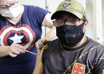 Com a camisa do Vasco e a vacina no braço: campineiro fez a sua parte Foto: Eduardo Lopes/Divulgação
